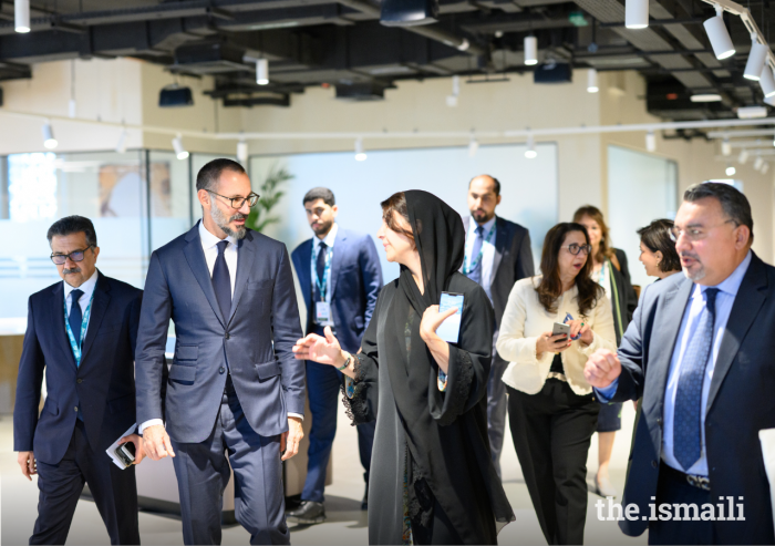 Le Prince Rahim en discussion avec Son Excellence Reem Ebrahim Al Hashimy, ministre de la Coopération internationale des Émirats arabes unis.