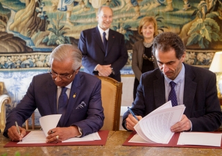 Ismaili Imamat Representative Nazim Ahmad and Portuguese Minister Professor Manuel Heitorsign an agreement that will strengthen research capacity and improve quality of life in Portugal and in Portuguese-speaking countries. AKDN / Luis Filipe Catarino