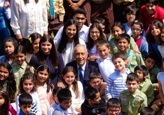 President Marcelo surrounded by Ismaili youth in the Garden of Fruits at the Ismaili Centre, Lisbon. 