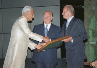 His Highness the Aga Khan and His Royal Majesty the King Juan Carlos presenting his certificate to Professor Charles Correa, architect winner for the Vidhan Bhavan project (India) at the 1998 Aga Khan Award for Architecture held in the Alhambra Palace.