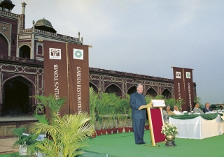 Mawlana Hazar Imam addressing the distinguished guests at the ceremony to inaugurate the restored Humayun's Tomb Gardens.