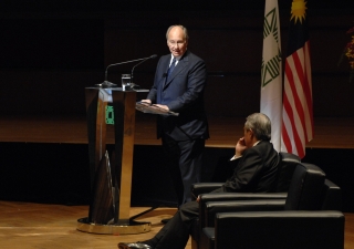 Mawlana Hazar Imam addresses the gathering at the 2007 Aga Khan Award for Architecture ceremony.