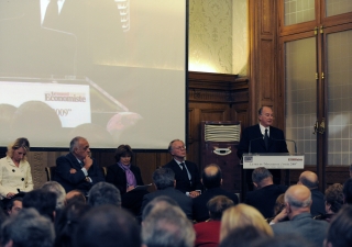 Mawlana Hazar Imam addressing the audience before receiving Le Nouvel Economiste's "Prix de l'Entrepreneur philanthropique de l'année 2009 - Philanthropic Entrepreneur of the Year 2009 Award".