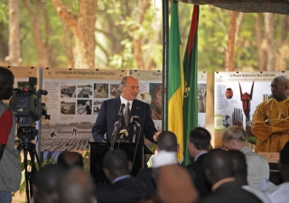 Mawlana Hazar Imam addresses guests at the Inauguration of the Bamako Park.