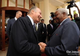 His Highness the Aga Khan welcomes Mozambique’s president, His Excellency Armando Guebuza at the Polana Serena Hotel.