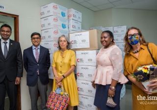 From left to right: General-Director of Moztex Fazmil Fyzer, Adjunct to the AKDN Diplomatic Representative Rui Carimo,Ambassador of Portugal to Mozambique Maria Amélia Paiva, Secretary of State of the Province of Maputo, Vitória Dias Diogo, and Councillor for Cooperation of the Embassy of Portugal to Mozambique Patrícia Pincarilho, posing in front of the donated goods.