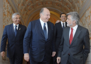 Mawlana Hazar Imam arrives at the Portuguese Ministry of State and Foreign Affairs with Foreign Minister Luis Amado for the signing of the international agreement between the Portuguese Republic and the Ismaili Imamat. They are accompanied by AKDN Residen