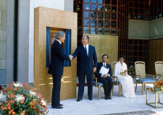 Mawlana Hazar Imam and Prime Minister Brian Mulroney shake hands following the unveiling of a plaque commemorating the opening of the Ismaili Centre, Burnaby.