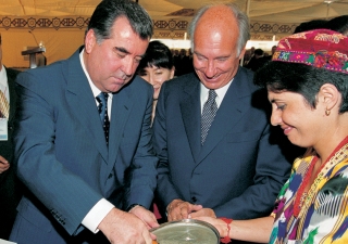 Mawlana Hazar Imam watches as Tajikistan’s President Emomali Rahmon lays the foundation of the new Ismaili Centre in Dushanbe.