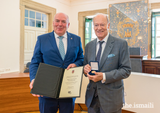 Castelo Branco’s Mayor bestows upon Prince Amyn the city’s gold medal.