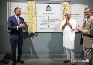 Prince Rahim and Shri Gajendra Singh Shekhawat, India’s Honourable Minister of Tourism and Culture, unveil a plaque to commemorate the inauguration.