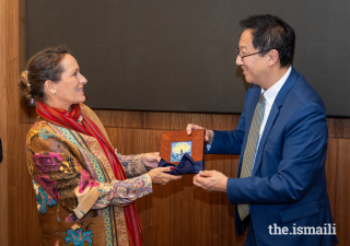 U-M President Santa Ono presents Princess Zahra with a gift of a Motawi tile during her recent visit to the Ann Arbor campus.