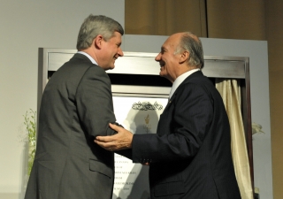 Mawlana Hazar Imam and Prime Minister Stephen Harper shake hands after unveiling the plaque commemorating the Foundation of the Ismaili Centre, Toronto, the Aga Khan Museum and their Park.