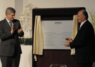 Prime Minister Stephen Harper and Mawlana Hazar Imam applaud after unveiling the plaque commemorating the Foundation of the Ismaili Centre, Toronto, the Aga Khan Museum and their Park.