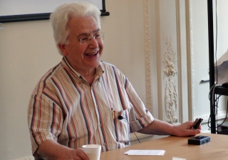 Professor Mohammed Arkoun participating in an IIS alumni workshop held in 2005