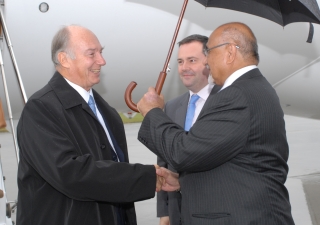 Upon his arrival in Ottawa, Mawlana Hazar Imam is greeted by Federal Minister Jason Kenney and President Mohamed Manji of the Ismaili Council for Canada.