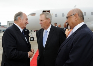 Upon his arrival in Toronto this afternoon, Mawlana Hazar Imam was greeted by the Honourable Gerry Phillips, Minister Without Portfolio and Chair of Cabinet in the Government of Ontario, as well as Mohamed Manji, President of the Ismaili Council for Canad