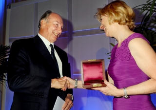 Chancellor Susan Desmond-Hellman presents Mawlana Hazar Imam with the 2011 University of California San Francisco Medal, the University’s highest honour.