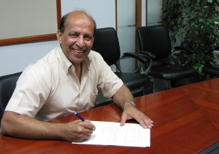 Salim Mohamed signing his TKN contract at the PCM Dubai Office on 5 March 2008. He would serve as PCM’s Regional Project Manager for East Africa.