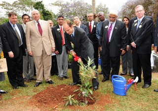 Prince Hussain plants a silver oak tree in the presence of David Boyer, Senior Director, Prince Sadruddin Fund for the Environment; Aziz Bhaloo, AKDN Resident Representative in Kenya; Dr Wing-Kun Tam, Lions Clubs International President; Murtaza Dungarwal