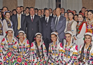 Mawlana Hazar Imam, President Rahmon, Prince Amyn and Prince Rahim together with artists who performed during a dinner hosted by the President in honour of Hazar Imam’s visit to Tajikistan.