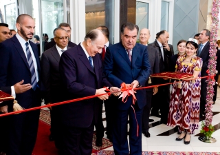 Mawlana Hazar Imam and Tajik President Emomali Rahmon cut the ribbon to officially open the Dushanbe Serena Hotel, as Prince Rahim, AKDN Resident Representative Munir Merali and Prince Amyn watch.