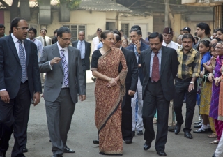 Accompanied by the Chairman of AKHS, India and members of the Prince Aly Khan Hospital management team, Princess Zahra tours the Aga Hall Estate — the grounds on which the hospital stands.