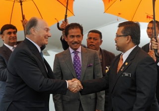 Mawlana Hazar Imam is received by Mr Zakri Jaafar, Malaysia’s Undersecretary for the Organisation of Islamic Cooperation, as Dato’ Naimun Ashakli Mohammad, Chief of Protocol and Consular from the Malaysian Ministry of Foreign Affairs looks on.