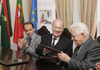 His Eminence Dom José Policarpo, Cardinal Patriarch of Lisbon, and Prince Amyn, Director of the Aga Khan Foundation, sign the renewal of a partnership agreement to improve the quality of life of marginalised groups in Greater Lisbon.