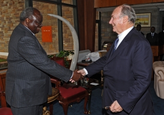 The President of Kenya, His Excellency Mwai Kibaki, greets Mawlana Hazar Imam at the Jomo Kenyatta International Airport in Nairobi.