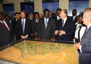 Mawlana Hazar Imam, Prime Minister Odinga, Prince Hussain, and other dignitaries discuss the model of the soon to be restored Nairobi City Park.