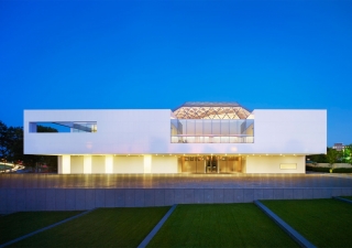 The Delegation of the Ismaili Imamat invokes the effect of a rock crystal, particularly in the way light passes through the building.