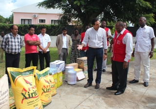 Governor of Gaza Province, Raimundo Diomba, receives a donation of food and cooking utensils for flood victims in Chibuto District, delivered by representatives of the AKDN and the Ismaili community.