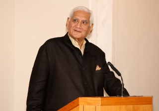 Professor Charles Correa addresses the audience at a gathering held at the Ismaili Centre, London in his honour.