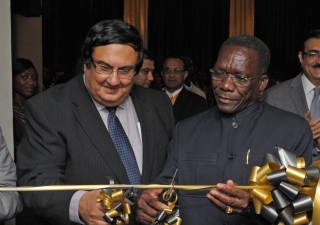 The Prime Minister of Tanzania and the President of the Ismaili Council for Tanzania cut a ribbon to inaugurate RAYS OF LIGHT in Dar es Salaam.