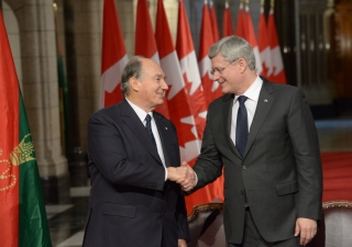 Mawlana Hazar Imam and Prime Minister Stephen Harper shake hands after signing a Protocol of Understanding between the Ismaili Imamat and Canada.