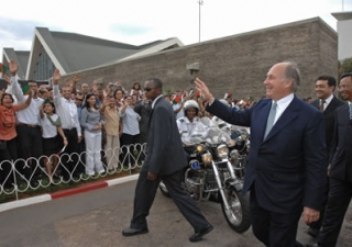 Mawlana Hazar Imam greeting members of the Jamat from Madagascar and around the world who had gathered at the airport to welcome him to Antananarivo, as President Nishad Djaffar of the Ismaili Council for Madagascar and President of the Senate, Rajemison 