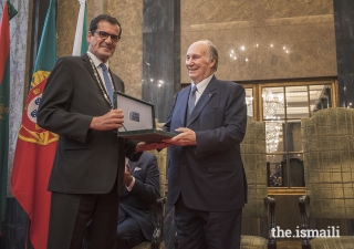 Mayor Rui Moreira presents the Keys of the City of Porto to Mawlana Hazar Imam.