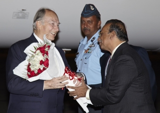 Ismaili Council President Gulam Rahimtoola welcomes Mawlana Hazar Imam with a bouquet of flowers on behalf of the India Jamat. Aziz Ajaney