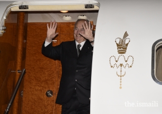 Mawlana Hazar Imam waves goodbye to the leaders assembled at Montreal airport at the end of his visit to Canada.