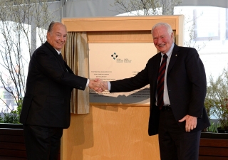 Mawlana Hazar Imam and Canadian Governor General David Johnston unveil a plaque marking the opening of the international headquarters of the Global Centre for Pluralism in Ottawa.