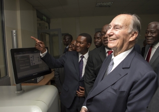 Mawlana Hazar Imam watches as the newly commissioned Nation Media printing press commences operation. Aziz Islamshah