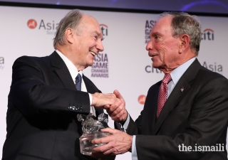 Mawlana Hazar Imam being presented Asia Society’s 2017 Asia Game Changer Lifetime Achievement Award by Michael Bloomberg 