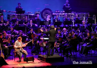 Sirojiddin Juraev performing along the Gulbenkian Orchestra conducted by Pedro Neves.