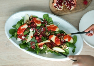 Spinach and Pomegranate Salad with Toasted Walnuts