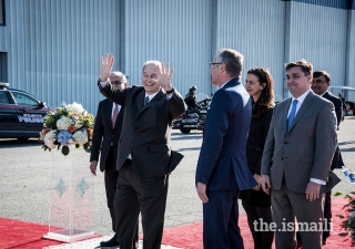 Mawlana Hazar Imam waving to the Jamati leadership.