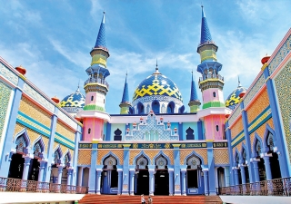 The Great Mosque of Tuban is located in East Java, an Indonesian province known for its volcanic peaks. With six minarets and three large domes, the mosque boasts a spectacular array of eye-catching colours that proclaim its presence in the scenic town of Tuban.