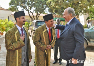 Mawlana Hazar Imam is received by Mukhisaheb and Kamadiasaheb upon his arrival at Darkhana, Kampala.