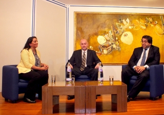 Sheila Manji, Michael Kocher and Naguib Kheraj take questions from the audience at the Ismaili Centre, London. Ismaili Council for the UK / Inaara Somani