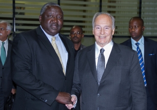 At Entebbe, Mawlana Hazar Imam is received by Uganda's acting Minister of Foreign Affairs, Hon Oryem Okello. MOFA / Fahad Mugga